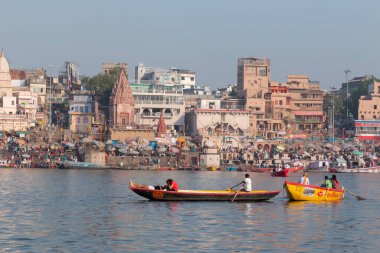 Varanasi Ghatları. Hindistan, Varanasi 'de Ganj Nehri' nde Boat 'larla renkli Dasashwamedh ghat