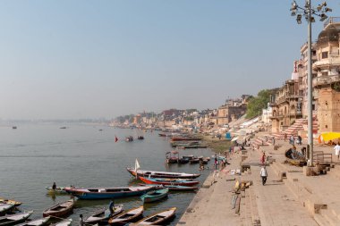 Varanasi Ghatları. Hindistan, Varanasi 'de Ganj Nehri' nde Boat 'larla renkli Dasashwamedh ghat