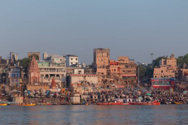 Varanasi Ghatları. Hindistan, Varanasi 'de Ganj Nehri' nde Boat 'larla renkli Dasashwamedh ghat