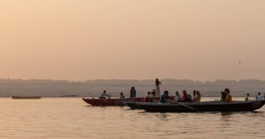 VARANASI, UTTAR PRADESH / INDIA - Nisan 2019: Varanasi Ghatları yakınlarındaki Ganj Nehri 'nde gezinen tekneler 