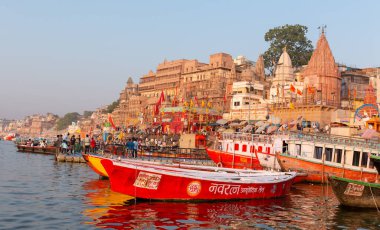 Varanasi Ghatları. Hindistan, Varanasi 'de Ganj Nehri' nde Boat 'larla renkli Dasashwamedh ghat