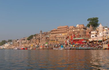 Varanasi Ghatları. Hindistan, Varanasi 'de Ganj Nehri' nde Boat 'larla renkli Dasashwamedh ghat