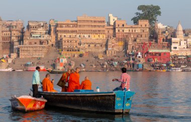 VARANASI, UTTAR PRADESH / INDIA - Nisan 2019: Varanasi Ghatları yakınlarındaki Ganj Nehri 'nde gezinen tekneler 