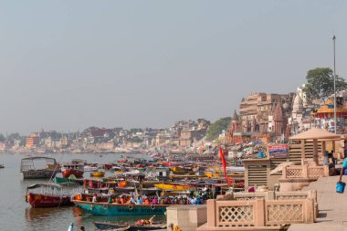 Varanasi Ghatları. Hindistan, Varanasi 'de Ganj Nehri' nde Boat 'larla renkli Dasashwamedh ghat