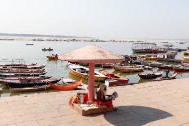 Varanasi, Uttar Pradesh / Hindistan - Nisan 2019: Varanasi sokaklarında Hint sadhu baba 'nın (Hint keşişi) portresi