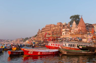 Varanasi Ghatları. Hindistan, Varanasi 'de Ganj Nehri' nde Boat 'larla renkli Dasashwamedh ghat
