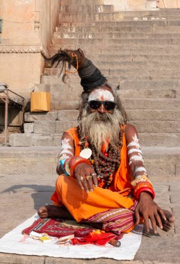 Varanasi, Uttar Pradesh / Hindistan - Nisan 2019: Varanasi sokaklarında Hint sadhu baba 'nın (Hint keşişi) portresi