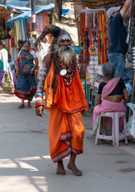 Varanasi, Uttar Pradesh / Hindistan - Nisan 2019: Varanasi sokaklarında Hint sadhu baba 'nın (Hint keşişi) portresi