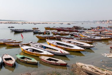 VARANASI, UTTAR PRADESH / INDIA - Nisan 2019: Varanasi Ghatları yakınlarındaki Ganj Nehri 'nde gezinen tekneler 