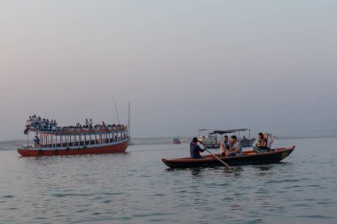 VARANASI, UTTAR PRADESH / INDIA - Nisan 2019: Varanasi Ghatları yakınlarındaki Ganj Nehri 'nde gezinen tekneler 