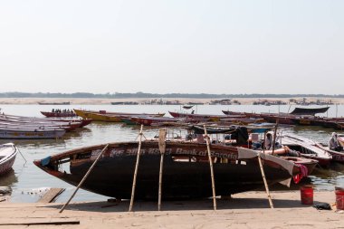 VARANASI, UTTAR PRADESH / INDIA - Nisan 2019: Varanasi Ghatları yakınlarındaki Ganj Nehri 'nde gezinen tekneler 