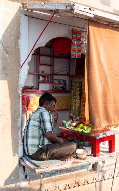VARANASI, UTTAR PRADESH / INDIA - Nisan 2019: Paan Shopkeeper Paan of betel leaf 'i areca veya tütün ile birleştirdi