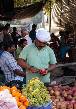 VARANASI, UTTAR PRADESH / INDIA - Nisan 2019: Sokak satıcıları ürünlerini Varanasi caddesinde satıyorlar