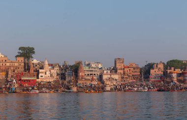 Varanasi Ghatları. Hindistan, Varanasi 'de Ganj Nehri' nde Boat 'larla renkli Dasashwamedh ghat