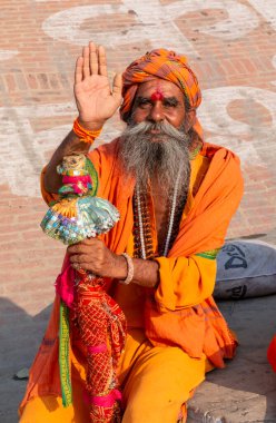 Varanasi, Uttar Pradesh / Hindistan - Nisan 2019: Varanasi sokaklarında Hint sadhu baba 'nın (Hint keşişi) portresi