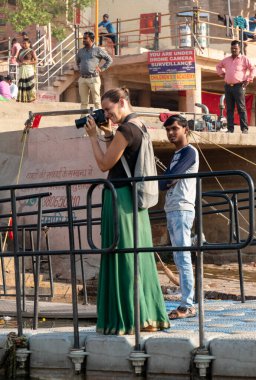 VARANASI, UTTAR PRADESH / INDIA - Nisan 2019: Yabancı ülkeden bayan fotoğrafçı Varanasi Ghat 'in fotoğrafına tıklıyor