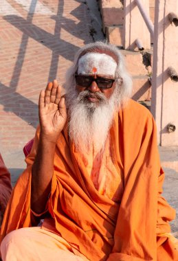 Varanasi, Uttar Pradesh / Hindistan - Nisan 2019: Varanasi sokaklarında Hint sadhu baba 'nın (Hint keşişi) portresi