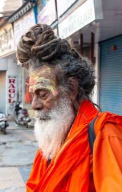 Varanasi, Uttar Pradesh / Hindistan - Nisan 2019: Varanasi sokaklarında Hint sadhu baba 'nın (Hint keşişi) portresi
