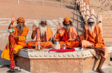 Varanasi, Uttar Pradesh / Hindistan - Nisan 2019: Varanasi sokaklarında Hint sadhu baba 'nın (Hint keşişi) portresi
