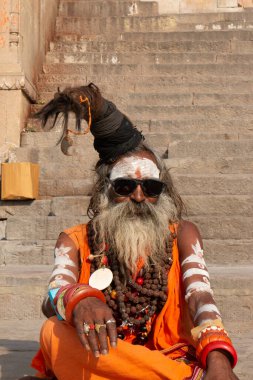 Varanasi, Uttar Pradesh / Hindistan - Nisan 2019: Varanasi sokaklarında Hint sadhu baba 'nın (Hint keşişi) portresi