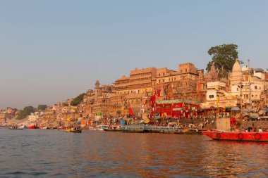 Varanasi Ghatları. Hindistan, Varanasi 'de Ganj Nehri' nde Boat 'larla renkli Dasashwamedh ghat