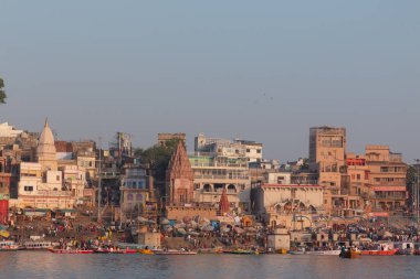 Varanasi Ghatları. Hindistan, Varanasi 'de Ganj Nehri' nde Boat 'larla renkli Dasashwamedh ghat