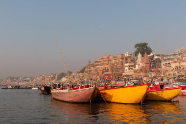 Varanasi Ghatları. Hindistan, Varanasi 'de Ganj Nehri' nde Boat 'larla renkli Dasashwamedh ghat