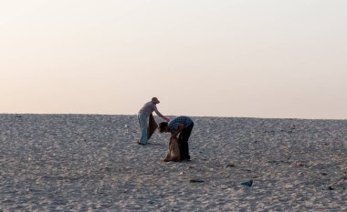 VARANASI, UTTAR PRADESH / INDIA - APRIL 2019: Varanasi 'deki Ganj Ghatlarına Leaning' a katılan yerli ve yabancı turistler