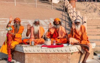 Varanasi, Uttar Pradesh / Hindistan - Nisan 2019: Varanasi sokaklarında Hint sadhu baba 'nın (Hint keşişi) portresi