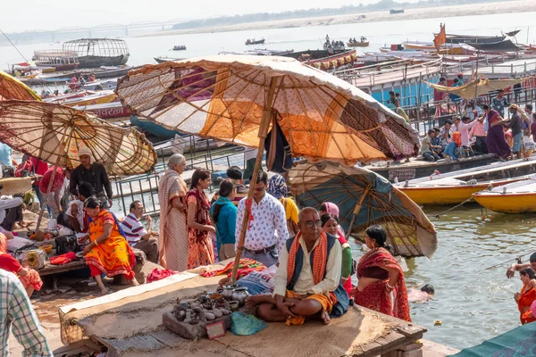 Varanasi Uttar Pradesh Indie Duben 2019 Poutníci Uctívají Řeku Gangu — Stock fotografie