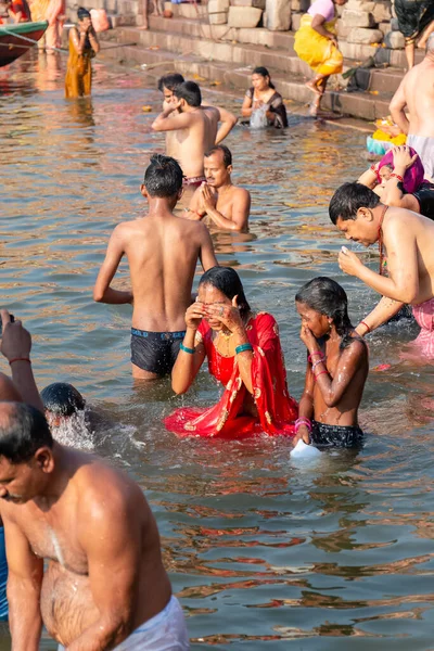 Pellegrini Che Fanno Bagno Nel Fiume Holy Ganges All Alba — Foto Stock