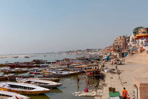 Varanasi Uttar Pradesh India Kwiecień 2019 Łodzie Pływające Rzece Ganges — Zdjęcie stockowe