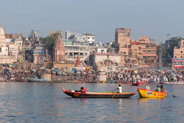 バラナシ ガッツ インドのバラナシでボートとカラフルなダシュワメッドの帽子 4月2019 — ストック写真