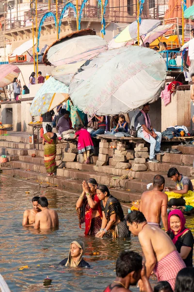 Varanasi Hindistan Gün Doğumunda Kutsal Ganj Nehrinde Yıkanan Hacılar — Stok fotoğraf