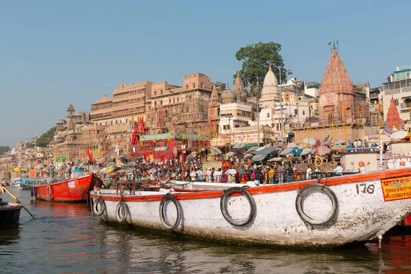 Varanasi Ghats Kleurrijke Dasashwamedh Ghat Met Boten Rivier Ganges Varanasi — Stockfoto