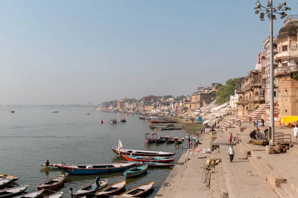 Varanasi Ghats 色彩艳丽的Dasashwamedh Ghat Boats River Ganges Varanasi India April — 图库照片
