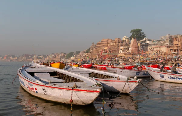 Βαρανάσι Γκατ Πολύχρωμο Dasashwamedh Ghat Σκάφη Στον Ποταμό Γάγγη Στο — Φωτογραφία Αρχείου