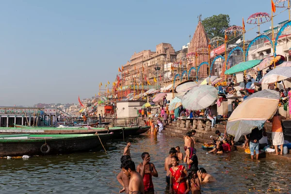 Poutníci Koupající Řece Svaté Gangy Při Východu Slunce Varanasi Indie — Stock fotografie