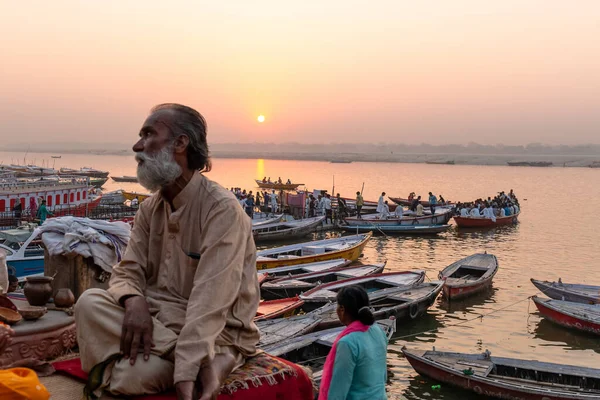 Varanasi Uttar Pradesh Indie Duben 2019 Indický Kněz Sedí Při — Stock fotografie