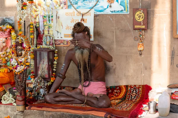 Varanasi Uttar Pradesh Hindistan Nisan 2019 Varanasi Sokaklarında Hint Sadhu — Stok fotoğraf