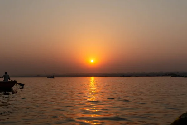 Pohled Východ Slunce Řece Gangy Varanasi Loděmi Roaming Gangu — Stock fotografie