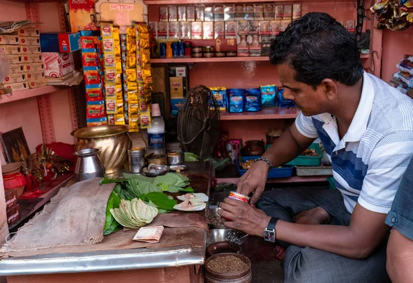 Varanasi Uttar Pradesh India April 2019 Shopkeeper Selling Famous Banarsi — Stock Photo, Image