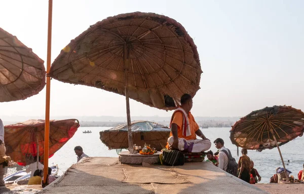 Варанаси Уттар Прадеш Индия Апрель 2019 Года Паломники Поклоняются Реке — стоковое фото