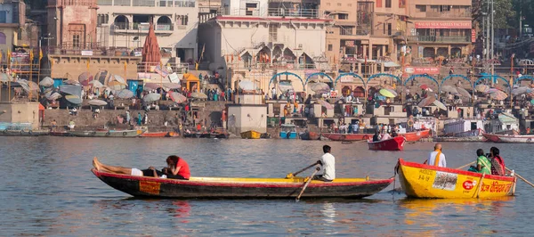 Varanasi Ghats 色彩艳丽的Dasashwamedh Ghat Boats River Ganges Varanasi India April — 图库照片