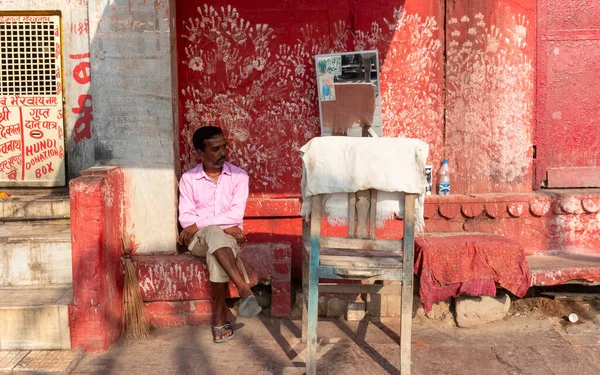 Varanasi Uttar Pradesh India April 2019 Barber Shop Street Varanasi — стокове фото