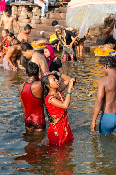 Zarándokok Fürdőznek Szent Gangesz Folyóban Napkeltekor Varanasiban Indiában — Stock Fotó