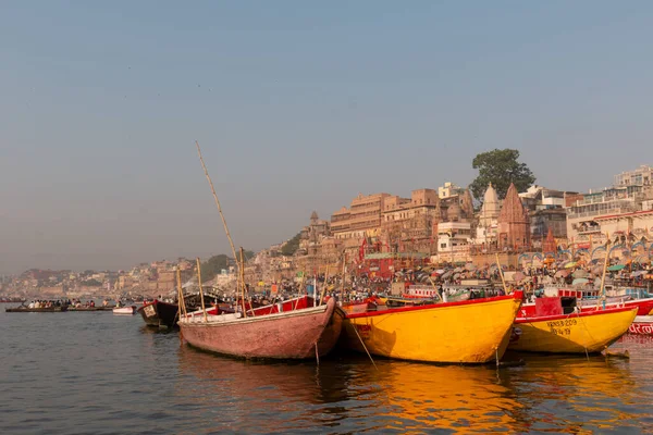Varanasi Ghats Kleurrijke Dasashwamedh Ghat Met Boten Rivier Ganges Varanasi — Stockfoto