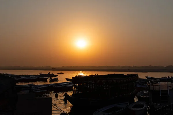 Ganj Nehri Nde Gün Doğumu Manzarası Ganj Tekneler Ganga Geziniyor — Stok fotoğraf