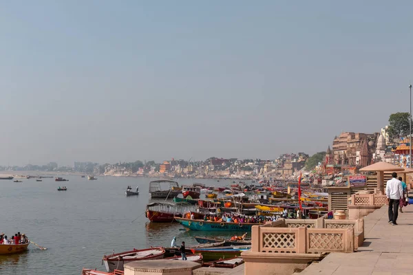 Varanasi Ghats Colorido Ghat Dasashwamedh Con Barcos Río Ganges Varanasi —  Fotos de Stock