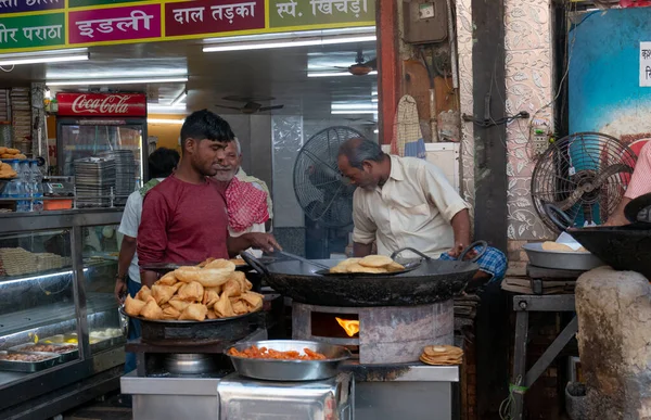 Varanasi Uttar Pradesh India April 2019 Varanasi 거리에서 자신들의 제품을 — 스톡 사진